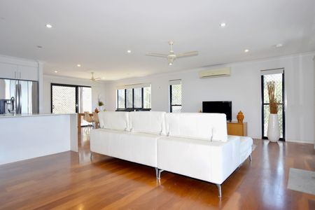 RISE AND SHINE IN SOUTH GLADSTONE - MODERN LIVING WITH BREATHTAKING VIEWS! - Photo 4