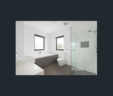 MODERN, BRIGHT AND SPACIOUS - Photo 5