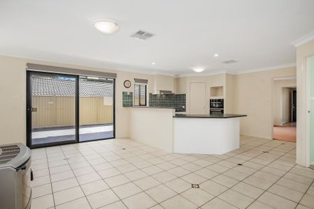 Large 4 Bedroom Family Home - Photo 4