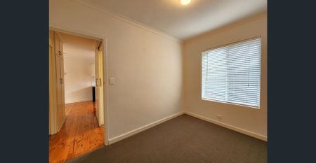 Charming Urban Retreat: Prime Location with Modern Comfort - Photo 2