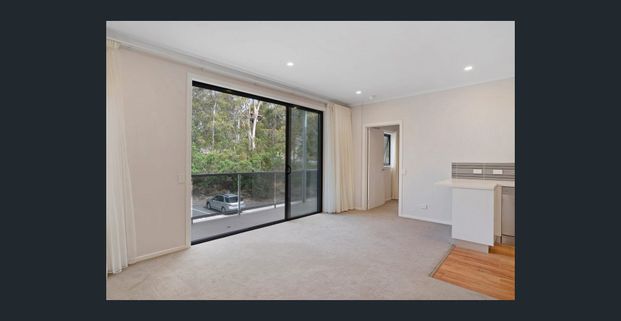 Stylish top-floor unit - Photo 1