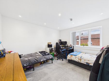 Station Crescent, Ashford, Surrey,TW15 - Photo 2