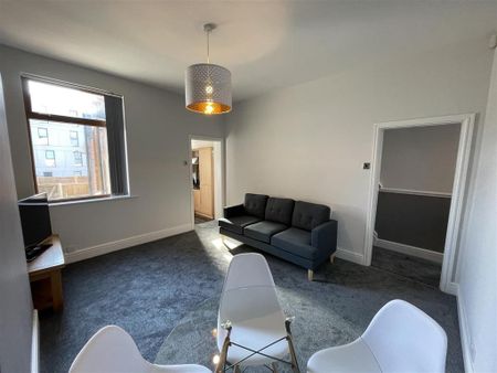 1 bedroom in a house share to rent - Photo 2