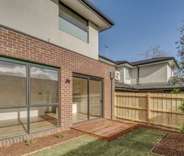 Modern Double-Storey Townhouse in Prime Burwood Location - Photo 4