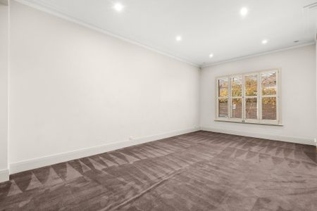 Elegant Triple Storey Executive Residence in Prime Toorak Location - Photo 4