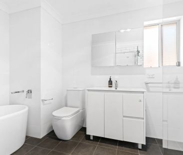 Designer style and boutique tri level townhouse - Photo 6