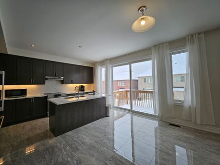 For Lease - 22 Watershed Gate Unit# upper, East Gwillimbury, Ontario - Photo 4