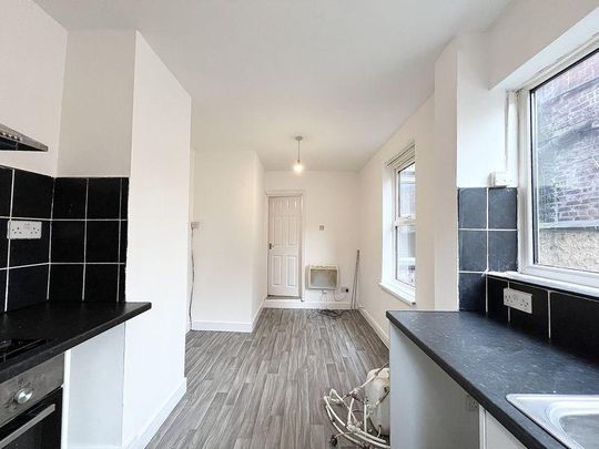 2 bedroom ground floor flat to rent - Photo 1