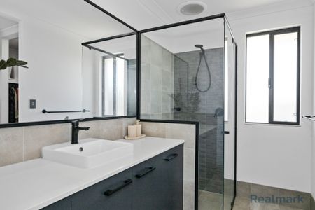 5 Bedroom Home Close to Stunning Beaches! - Photo 3