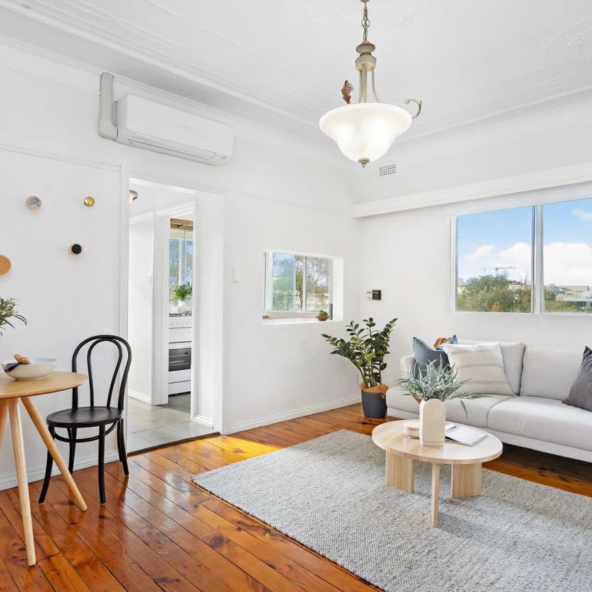 Elevated North facing ART DECO living! - Photo 1