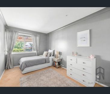 Single level family home with in ground swimming pool - Photo 2