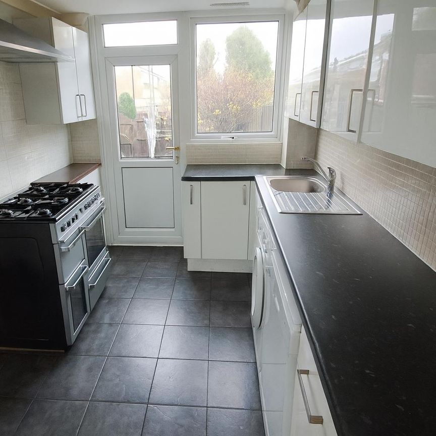 Crawley Drive, Hemel Hempstead, HP2 6BS, Herts - Photo 1