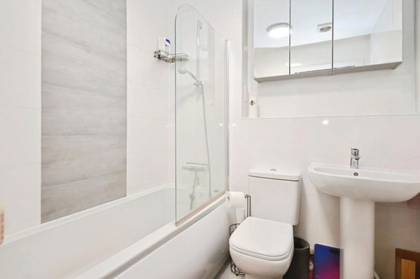 2 bedroom Flat To Let - Photo 1