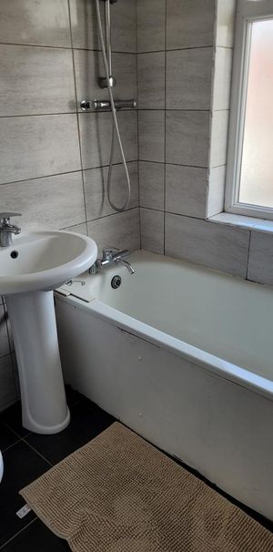 4 bedroom semi-detached house to rent - Photo 1