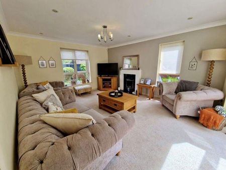 4 bedroom detached house to rent - Photo 5