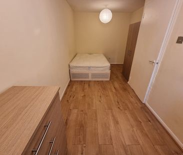 3 Bed Maisonette, Whitton Walk, E3 - Photo 3