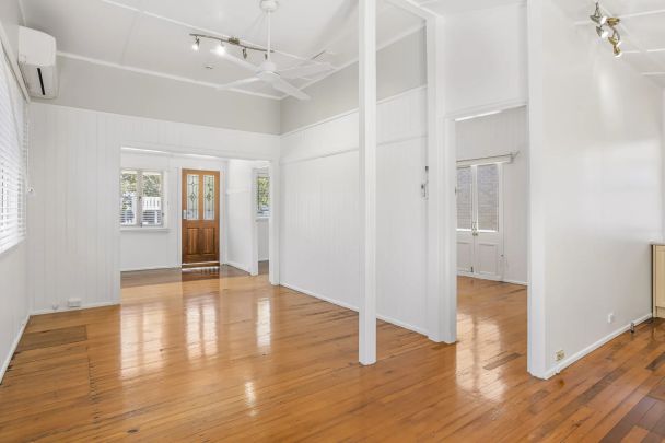 Freshly Updated Home with Outdoor Living & Low-Maintenance Appeal. 400 metres to the water front. Contact JULIE SYKES 0438 050 110 - Photo 1