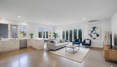 Spacious 2 Bedroom Flat - Excellent Location - Photo 3