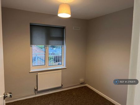 3 bedroom flat to rent - Photo 4