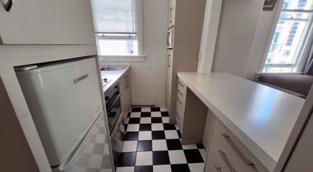 Retro in The Brooklyn - Photo 3