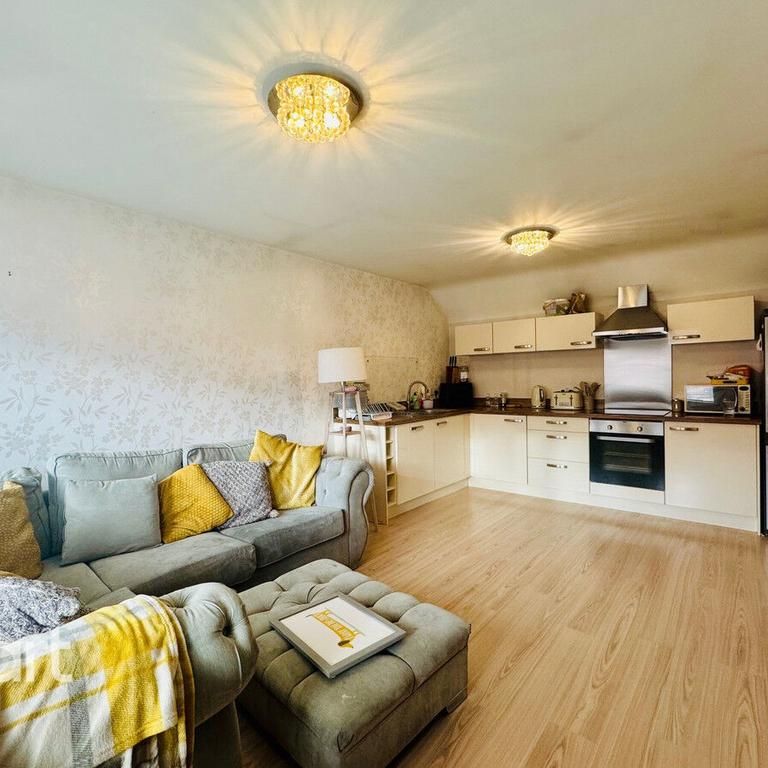 2 bedroom coach house to rent - Photo 1