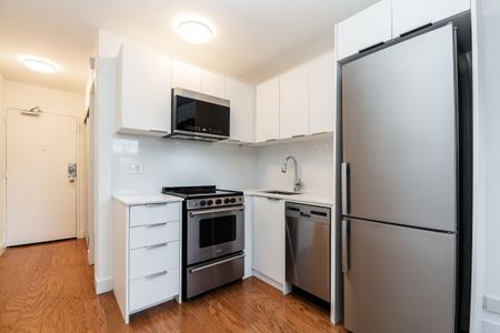 798 Richmond Street West - Photo 2