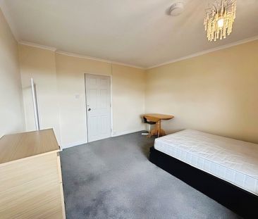 One-Bedroom House share - Photo 2