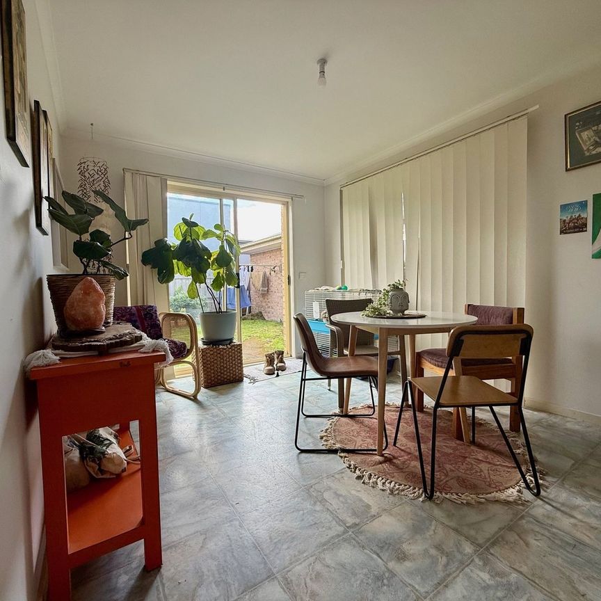 Inviting two-bedroom unit located in the heart of town! - Photo 1