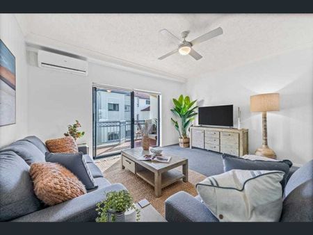 BEACHSIDE FURNISHED TOWNHOUSE APARTMENT - Photo 3