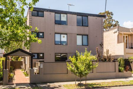 SPACIOUS APARTMENT WITH COURTYARD - Photo 2