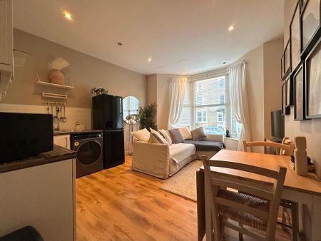 2 bedroom flat to rent - Photo 2