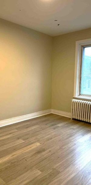 PRES DU METRO SNOWDON 3 CHAMBRES FERMEES- RENOVE - Photo 1