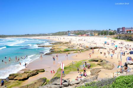 Light-Filled Two-Bedroom Apartment in Prime Beachside Location - Photo 2