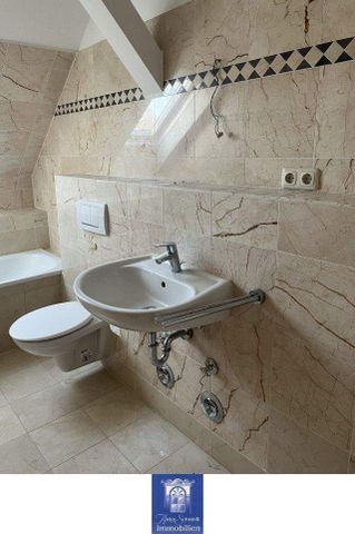 Individuelle Dachgeschosswohnung mit zwei Balkonen - Ihr neuer Lieblingsplatz! - Photo 3