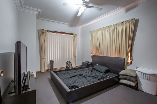 TWO BEDROOM UNIT CLOSE TO SHOPS - Photo 1