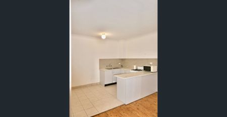 COSY 2 BEDROOM GROUND FLOOR UNIT - Photo 3