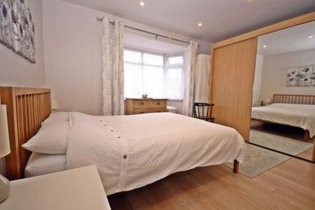 4 bedroom semi-detached house to rent - Photo 2