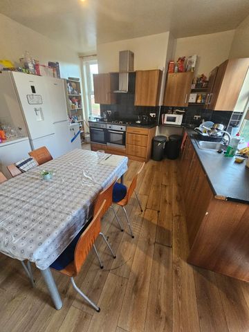 8 Bed - 1 Hill Top Street, Hyde Park, Leeds - LS6 1NW - Student - Photo 2