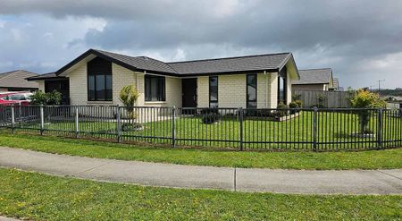 Executive Family Home - 4 bedroom, 3 bathroom - Photo 4