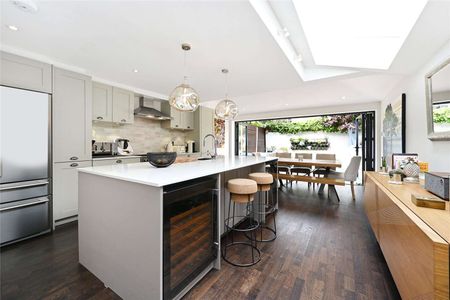 Savills is delighted to present this wonderful family home on a popular residential road Between the Commons and close to Northcote Road. - Photo 2