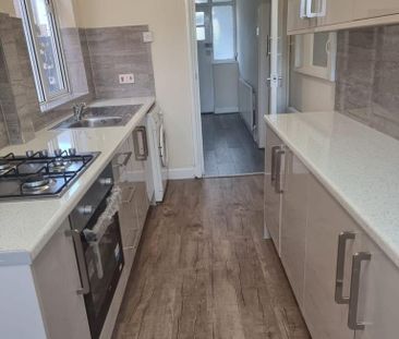 3 bedroom semi-detached house to rent - Photo 6