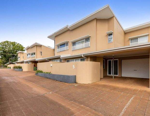 Spacious Townhouse in Quiet Location - Photo 1