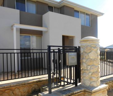 Stunning 2-Storey 4-Bedroom Home with Ocean Views in Two Rocks! - Photo 4