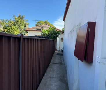 One Bedroom Granny Flat With Private Back Yard - Photo 4