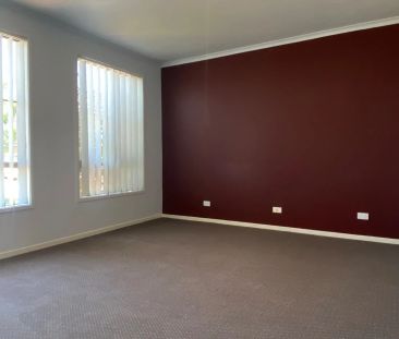 6 Condamine Avenue, Manor Lakes. - Photo 2