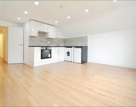 High Street, Staines-upon-thames, Surrey, TW18 - Photo 5