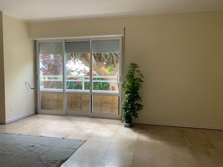 Apartamento T2 sem móveis inserido em condomínio em S. João Estoril - Photo 3