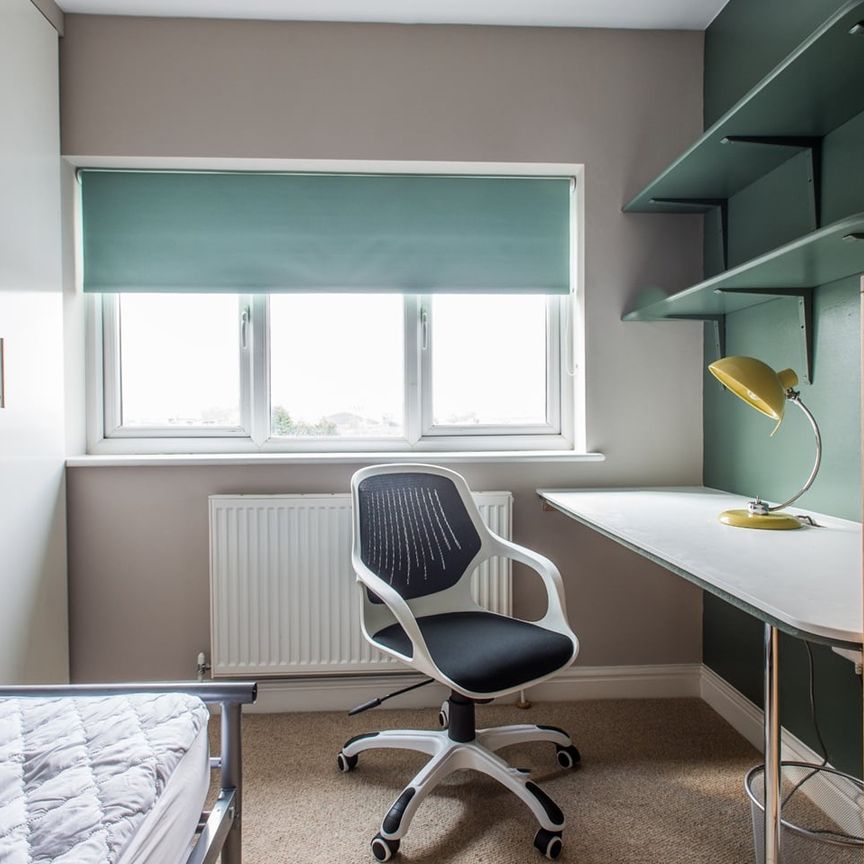 6 Bed End Terrace, Kimbolton Avenue, NG7 - Photo 1