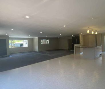 SPACIOUS 300m? BRICK & TILE HOME - RURAL LIVING JUST MINUTES FROM O... - Photo 2