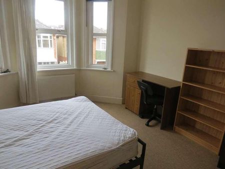 Bedroom Semi Detached House In Winton, BH9 - Photo 2